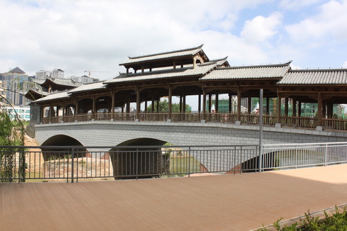 原安寧縣離退休領(lǐng)導(dǎo)參加遙岑樓、永安  橋恢復(fù)重建建成揭牌儀式