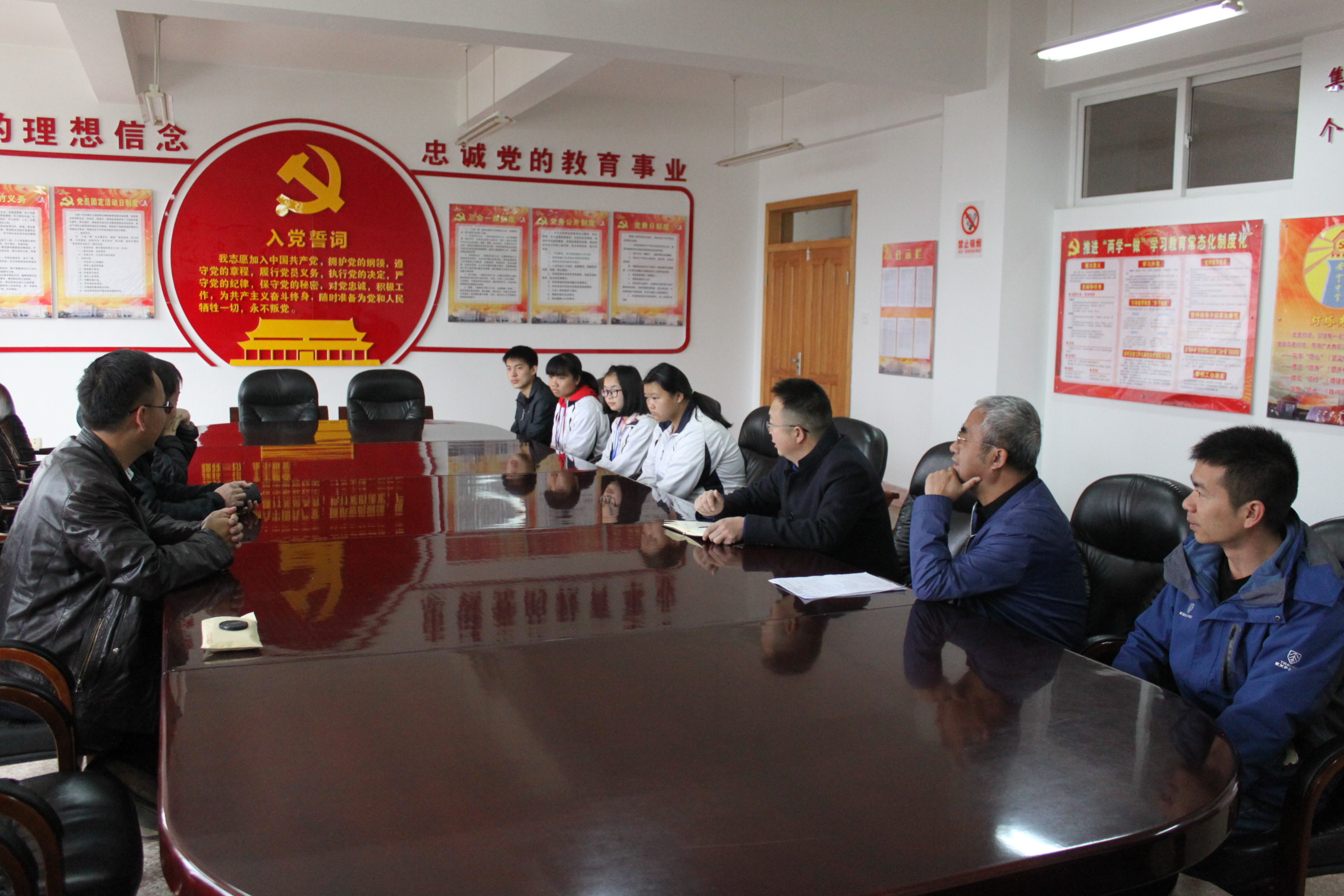 公司對安寧中學(xué)進(jìn)行2018年度愛心助學(xué)捐贈