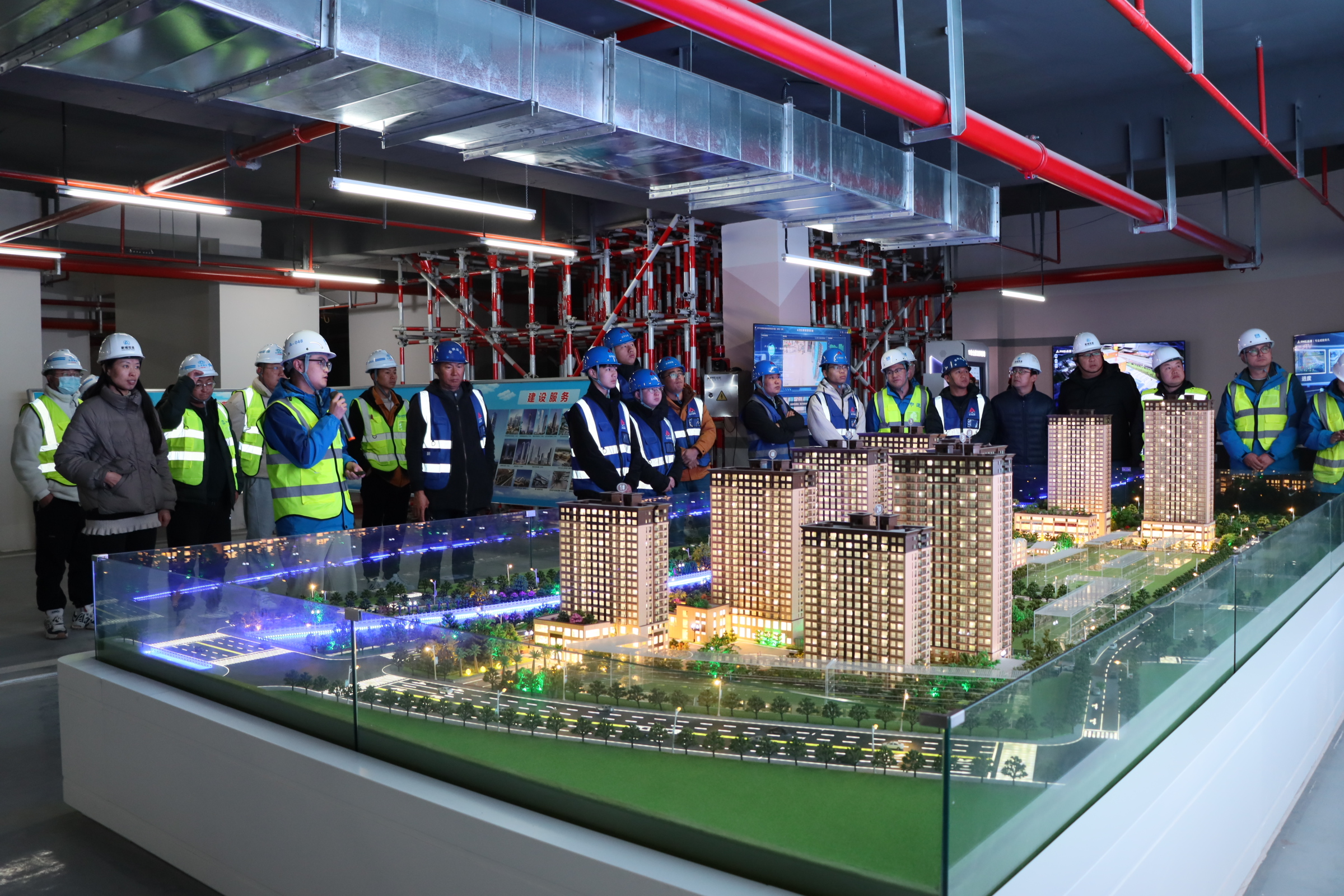 2023年12月由昆明市建筑協(xié)會組織的質(zhì)量、安全觀摩活動在我司監(jiān)理的安寧市官廂街更新改造工程項(xiàng)目順利開展