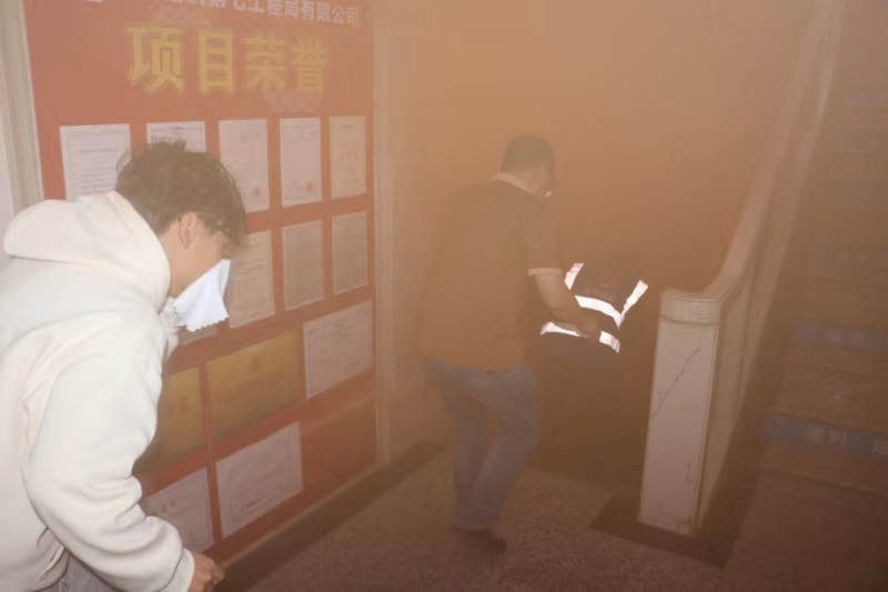 安寧市官廂街更新改造工程項(xiàng)目開展消防培訓(xùn)及應(yīng)急疏散演練活動